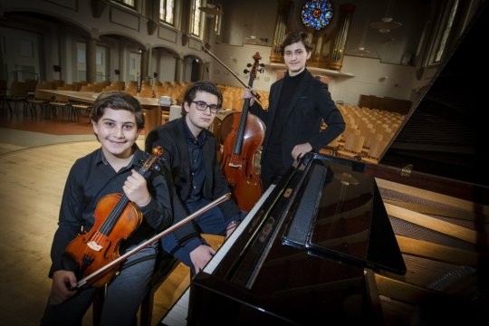 Vanaf links: Emanuel (10, viool), Adam (16, piano) en Christian (15, cello) Akopian.