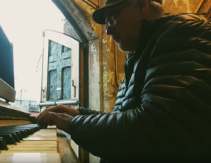 Wim speelt op een vergeten, verwaarloosde detuned, natural prepared piano in de Metaal Kathedraal in De Meern
